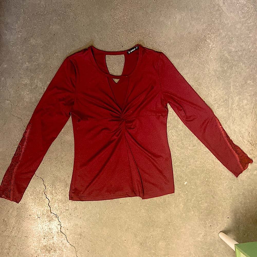 RED “SHEILAY” TWISTED FITTED BLOUSE